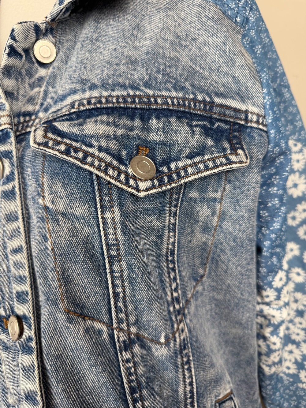 Avec Les Filles Patchwork Blue Denim Jacket with Quilted Sleeves - Picture 5 of 17